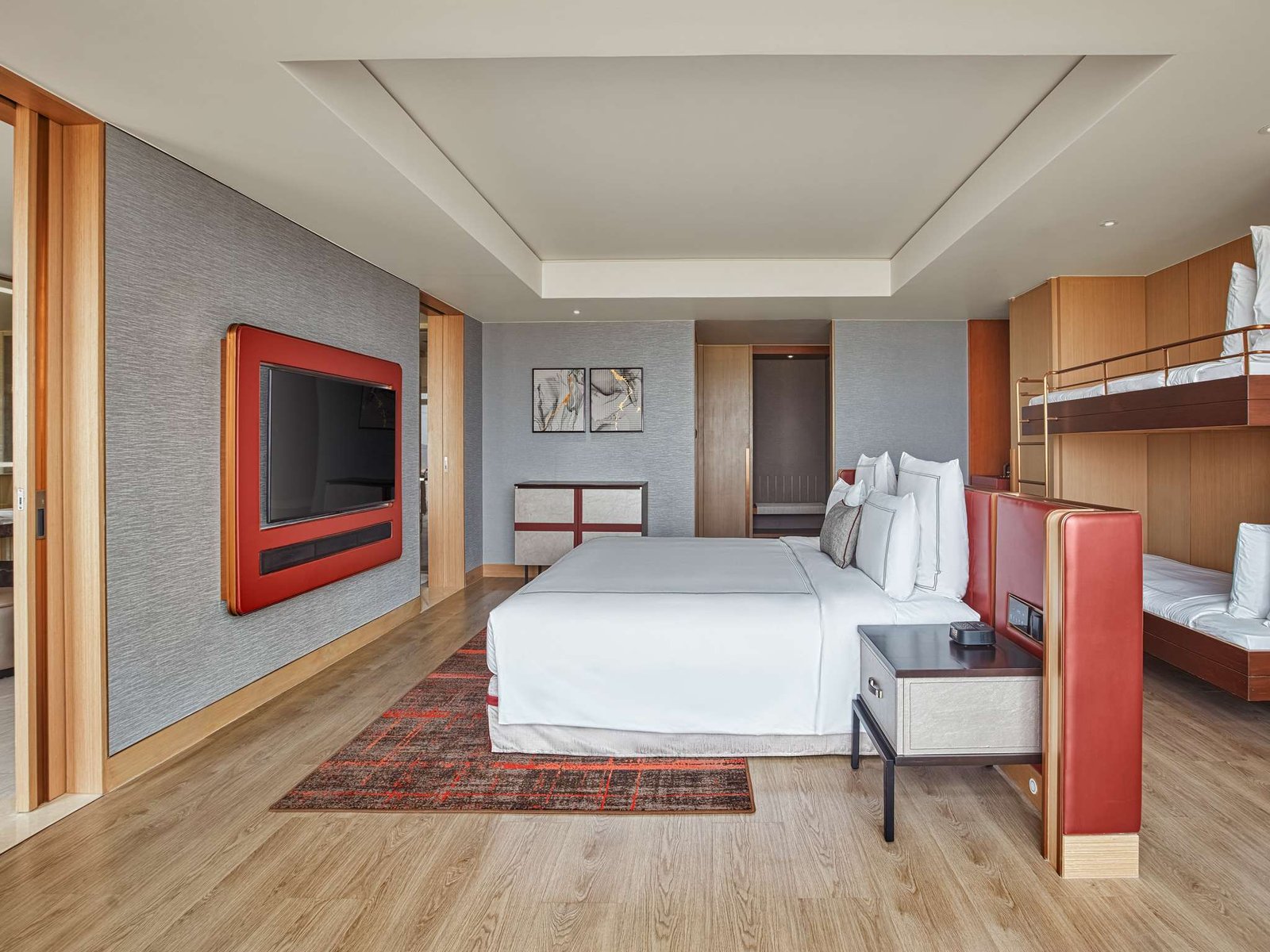 클락 스위소텔 스위스 패밀리 스위트 객실 TV 및 침실 전체 전경